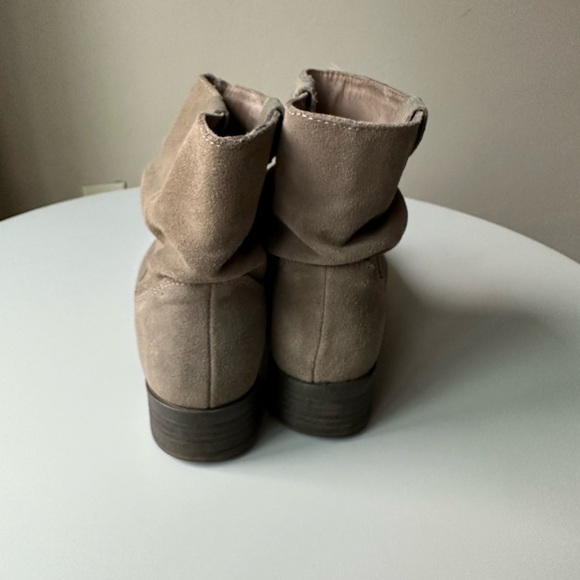 Gray suede ankle booties - Picture 3 of 5
